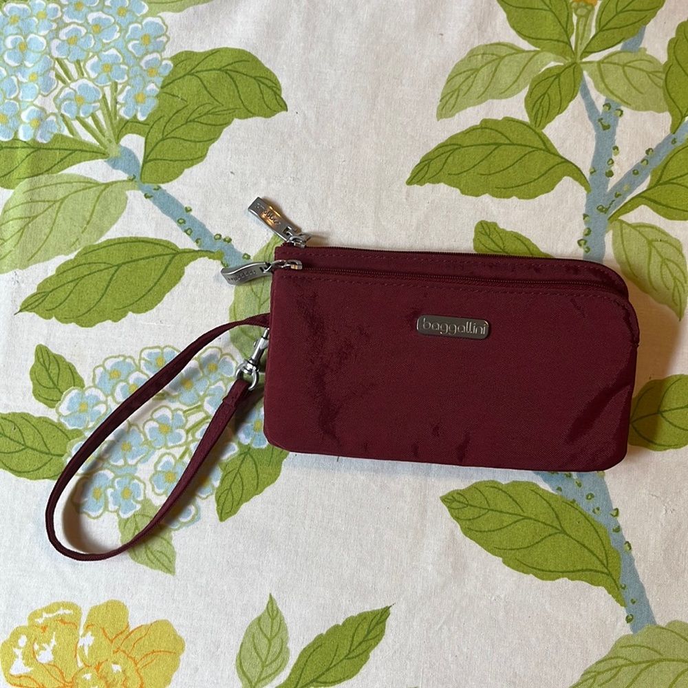Baggallini Burgundy Wristlet Wallet Travel
